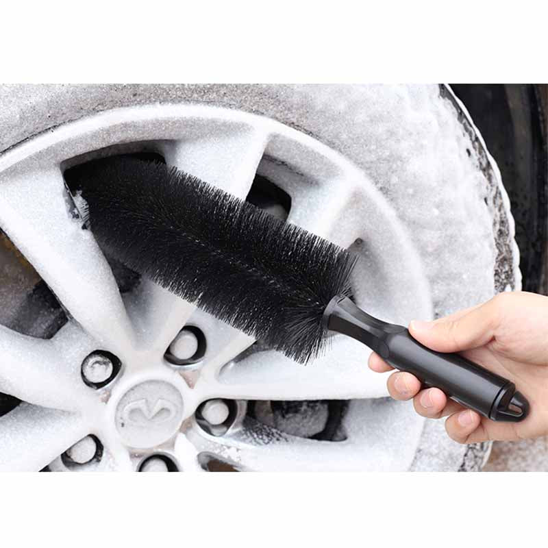 Long brush for easier and faster cleaning of wheel panels
